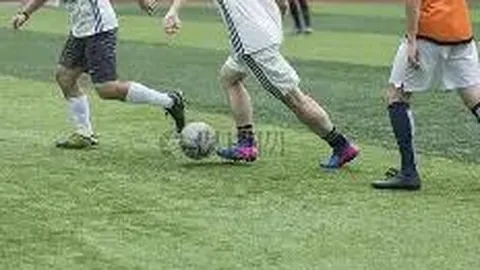 “长安街庆抗战胜利80周年主题花坛成热门景点，民众游客争相留影”